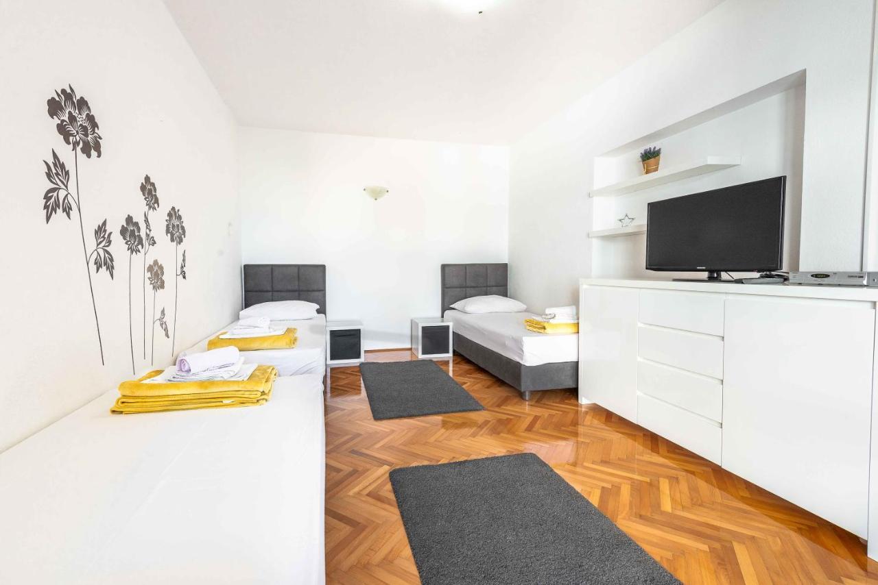 Apartmani Tatjana Novalja Ngoại thất bức ảnh